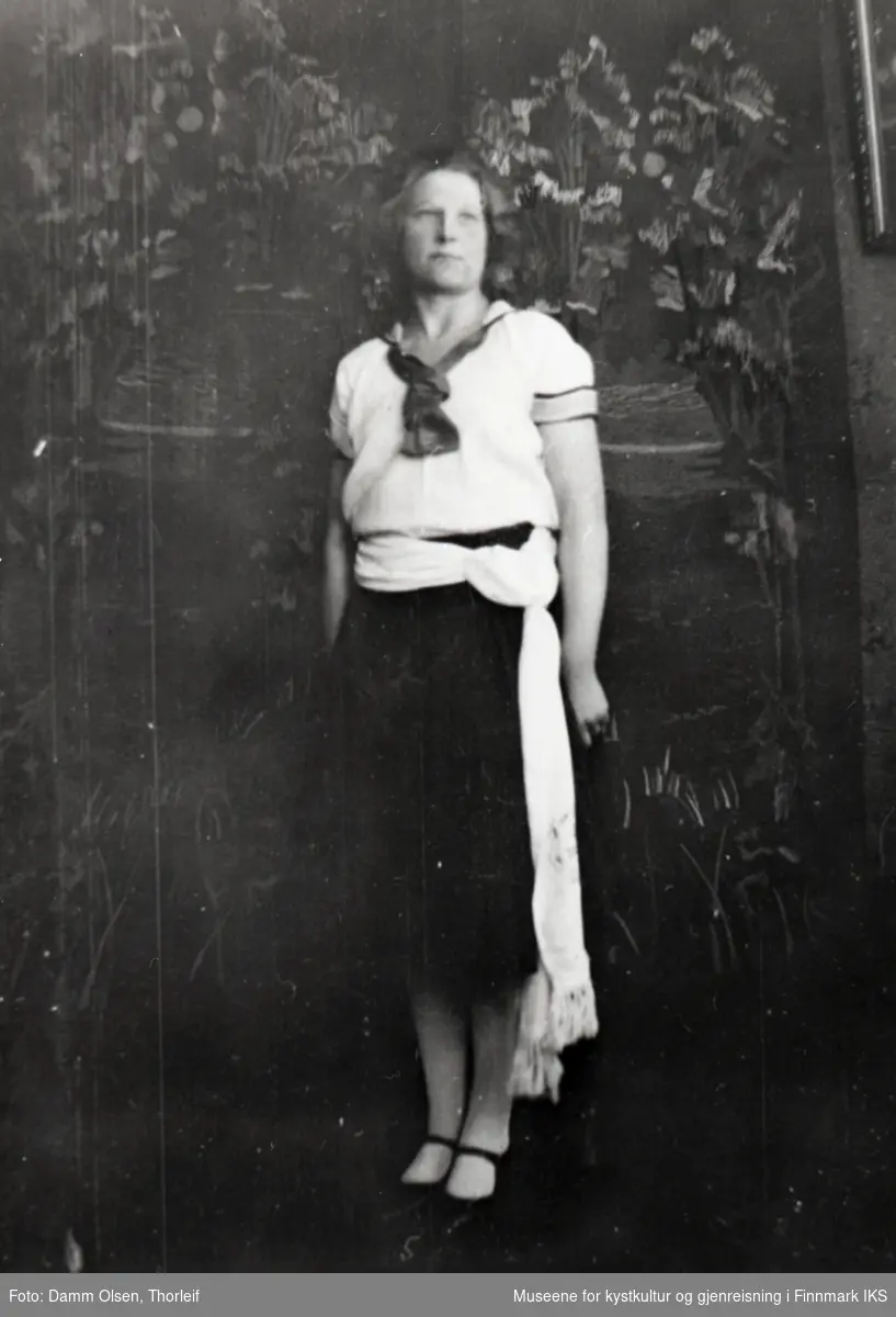 Honningsvåg. Themine Hansine Damm Olsen kledd i galla-turndrakt. 1930-årene.