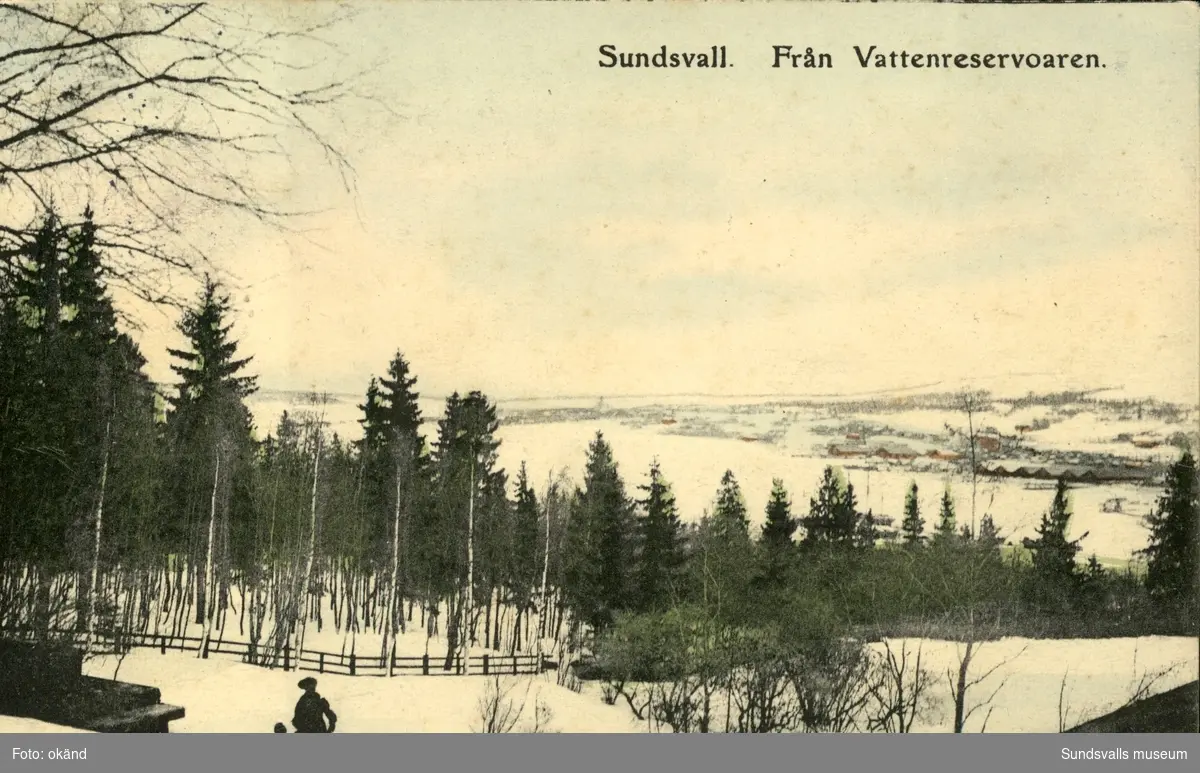 Vykort med motiv över Sundsvall från vattenreservoaren.
