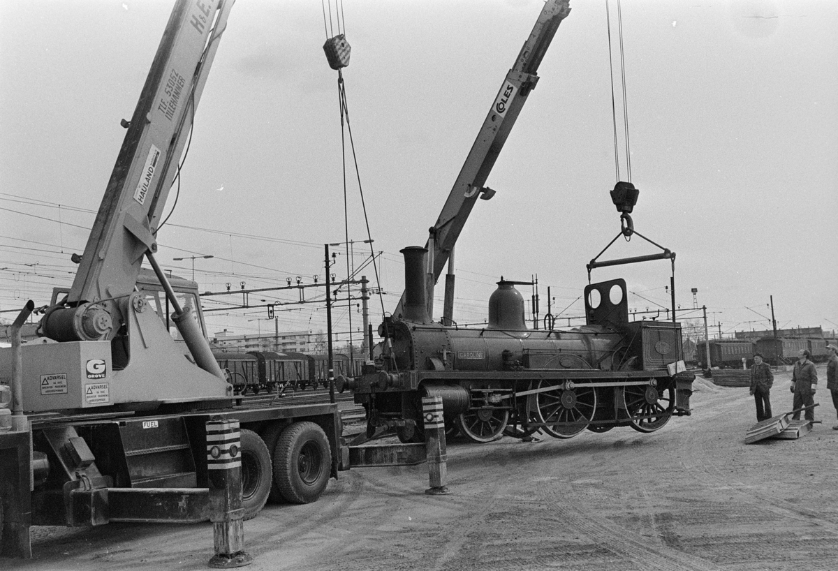 Damplokomotivet Caroline flyttes fra Jernbanemuseet til Hamar Jernbanestasjon under Jernbanedagene 1977. Kranbil H&E Dahlen,