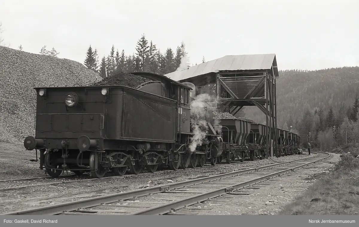 Damplokomotiv type 24b nr. 236 med bunntømmingsvogner på Svene pukkverk