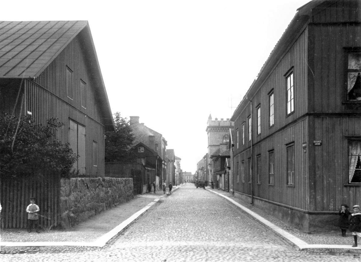 Västgötagatan mot norr från Oxtorgsgatan i Jönköping. Huset till vänster ägdes av Krönleins bryggeri. Tegelhuset på högra sidan av gatan uppfördes 1901 av Jönköpings Spritbolag och kallades Helmershus, förmodligen efter föreståndaren Emil Helmer. Det var ritat av Fredrik Sundbärg och revs 1966.