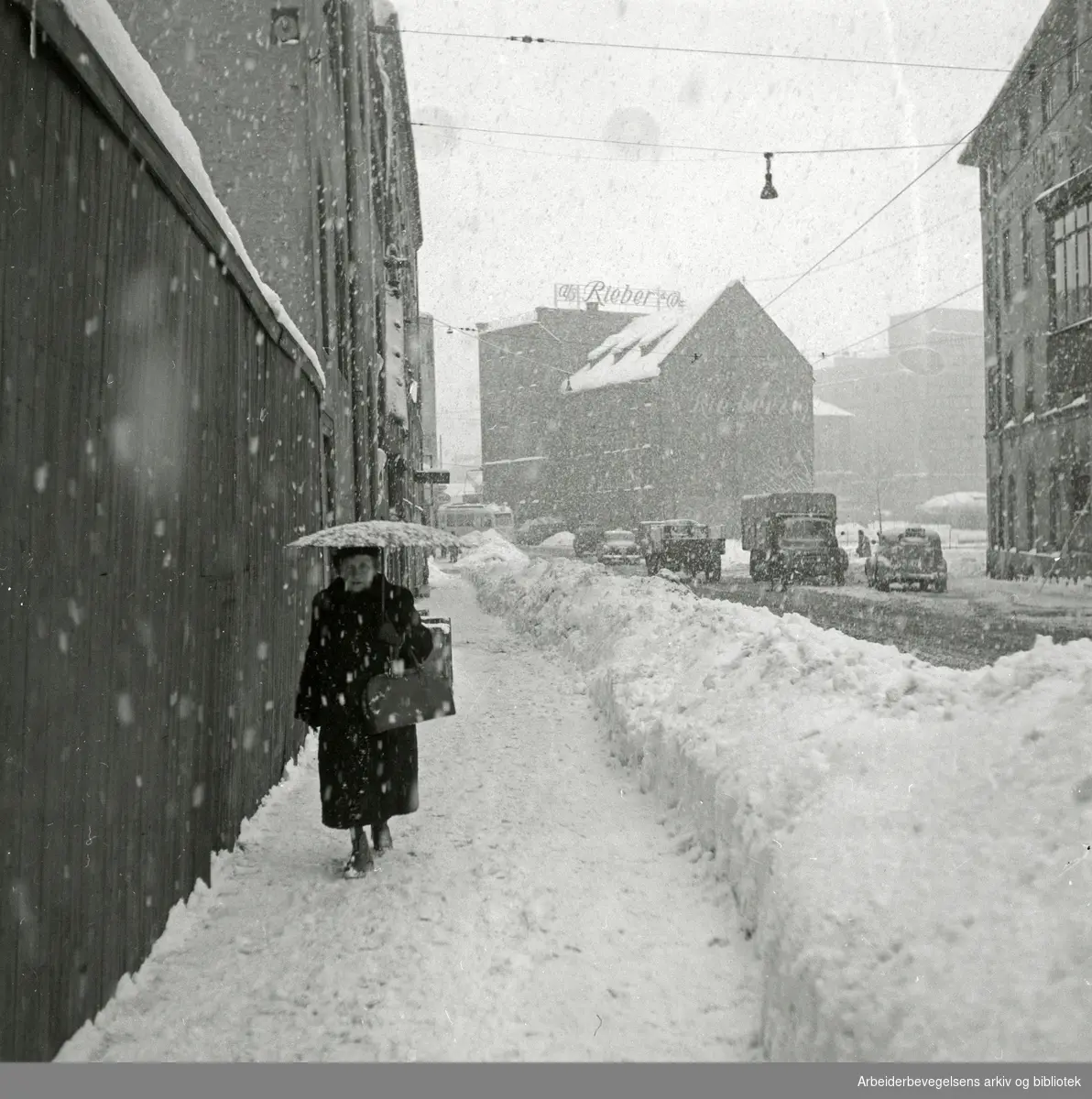 Stor snømengder i Oslo Sentrum. Krysset Elvegata - Vogmanns gate. Mars 1954.