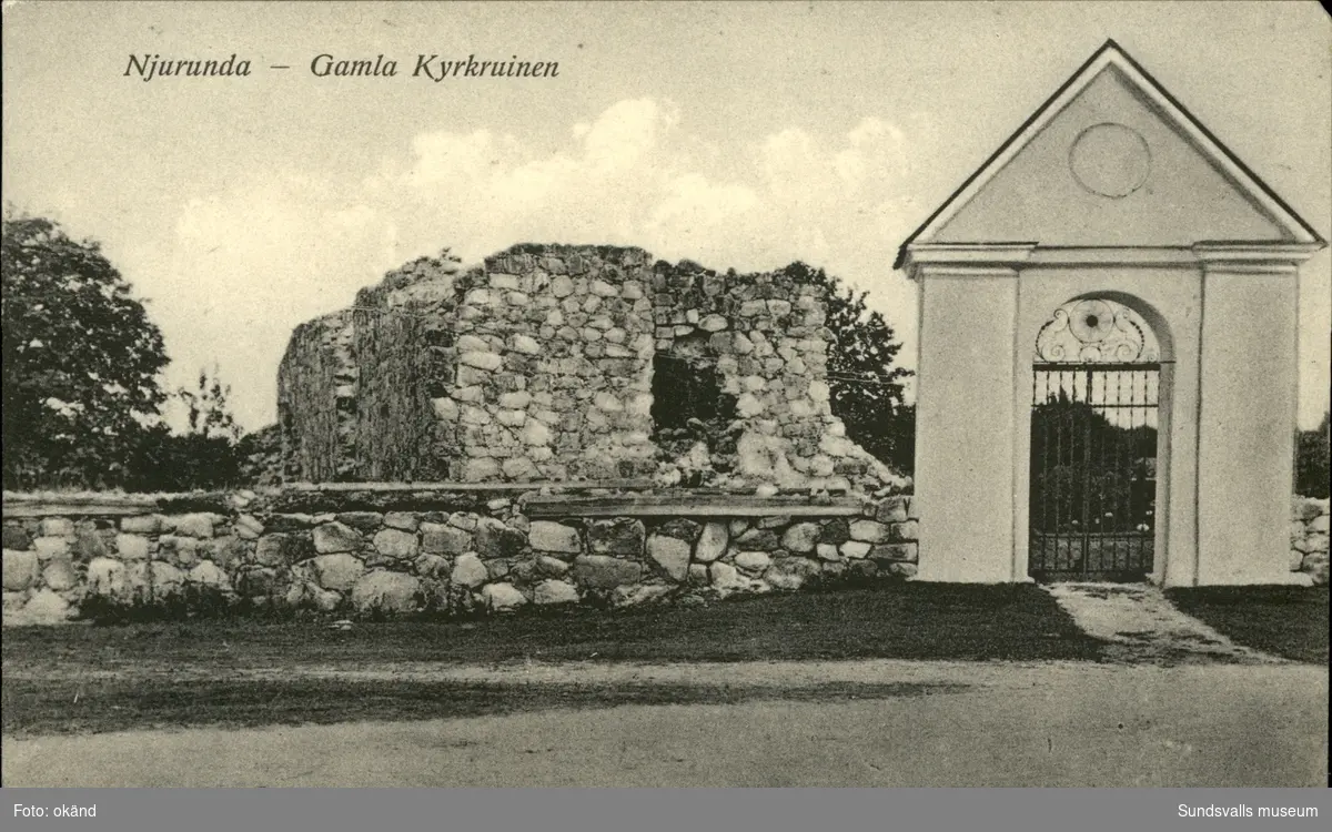 Vykort med motiv över gamla kyrkoruinen i Njurunda utanför Sundsvall.