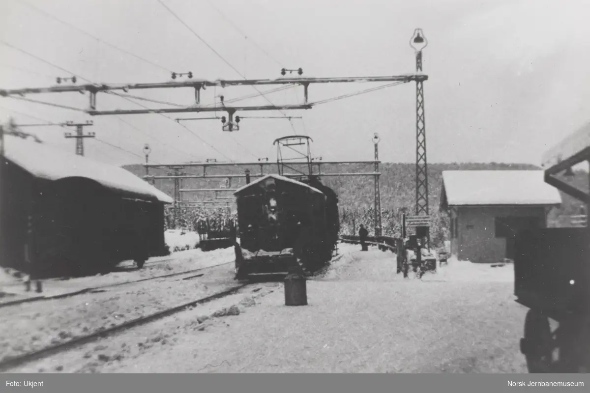 Snøryddingstog med elektrisk lokomotiv El 1 og sporrenser på Skollenborg stasjon