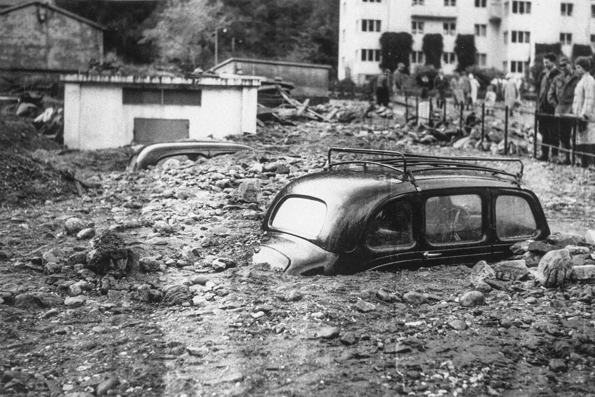 Bilar begravde av stein og vatn etter flaumen i Odda i 1962.