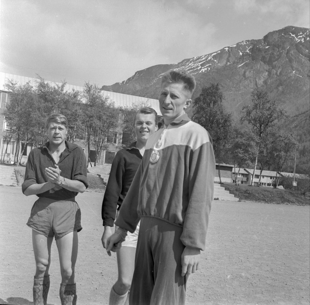 Gymlærar Olav Nistad og elevane Reidar Nesheim, og Kjell Bogetvedt framfor Odda høgre skule på Eide