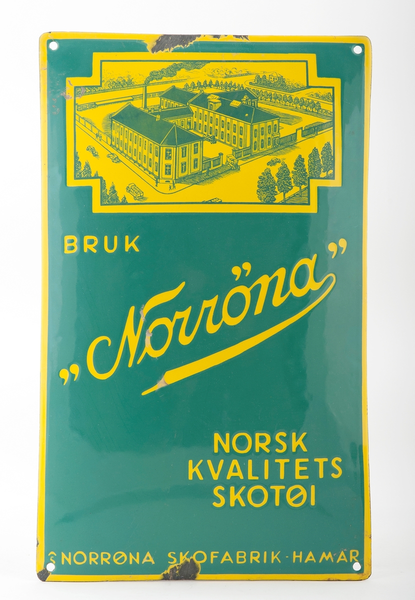 Malt metallskilt for markedsføring av Norrøna Skofabrik Hamar. Skiltet er grønt med gul reklametekst, ramme og bilde. Bilde illustrerer fabrikken i sitt bymiljø,  etter anlegget i Østbyen i Hamar.