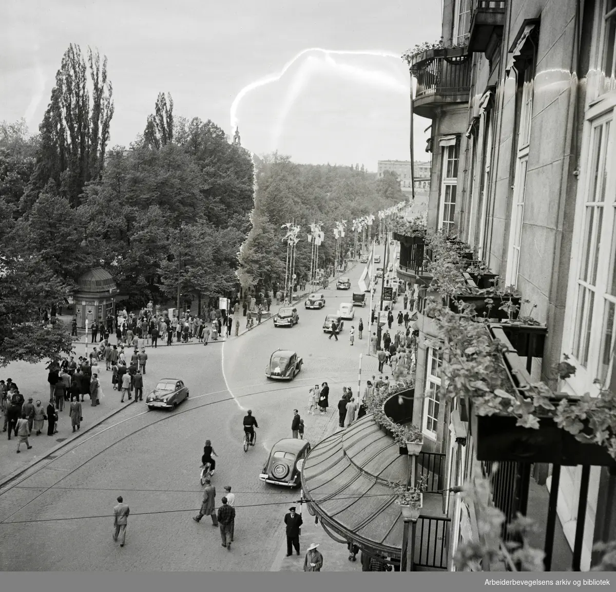 Fra feiringen av Oslo bys 900-års jubileum, mai 1950. Krysset Rosenkrantz gate - Karl Johans gate, sett fra Grand Hotel. Spikersuppa - Studenterlunden.