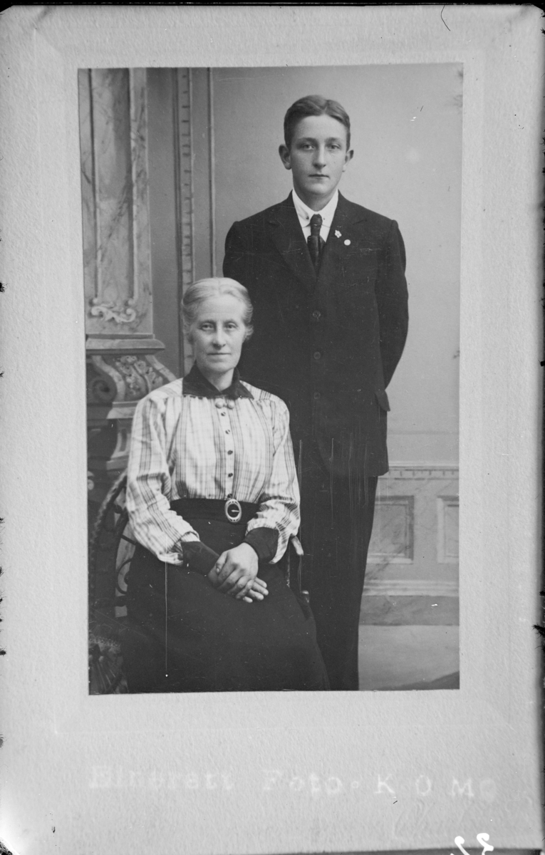 Reprofotografi: Portrett av Karl Olav Moe og hans mor Hanna Olsdatter Moe.