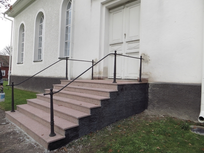 Exteriör, trappen till den södra entrén på Skirö kyrka i Vetlanda kommun.