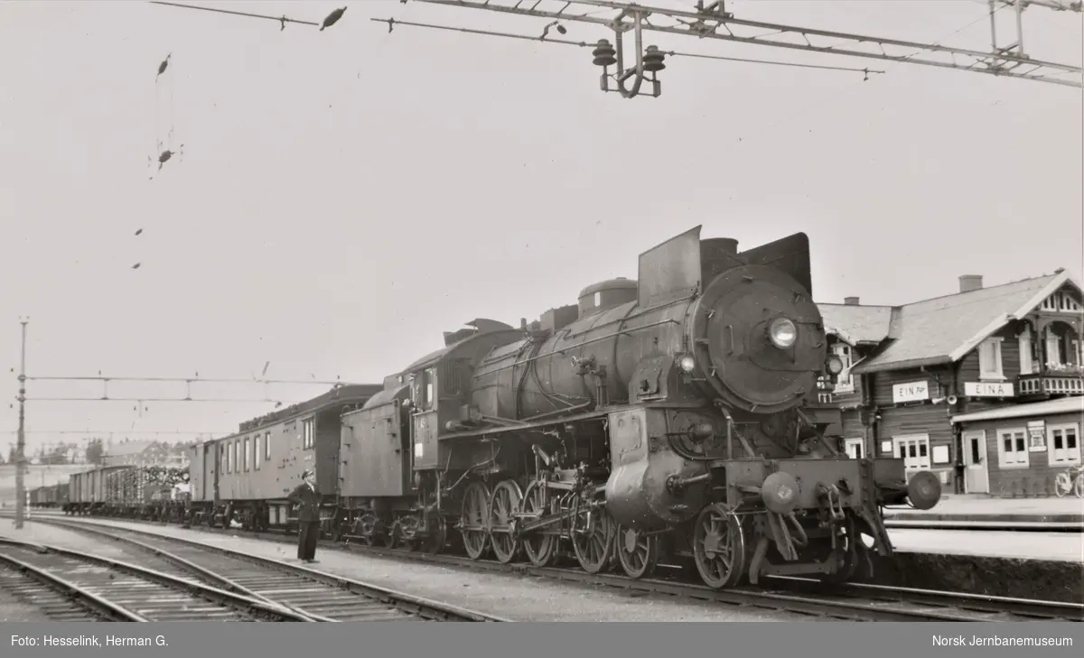 Damplokomotiv type 31b nr. 451 med godstog på Eina stasjon