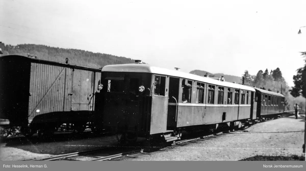Motorvogn Bmbo 1 nr. 2675 med persontog fra Grovane til Byglandsfjord på Hægeland stasjon