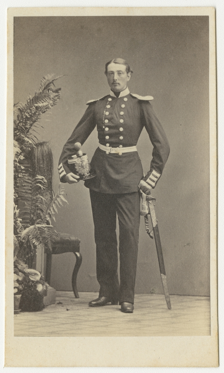 Porträtt av Johan Magnus Edvard Fornell, officer vid Andra livgrenadjärregementet I 5.

Se även bild AMA.0001938, AMA.0007259 och AMA.0009366.