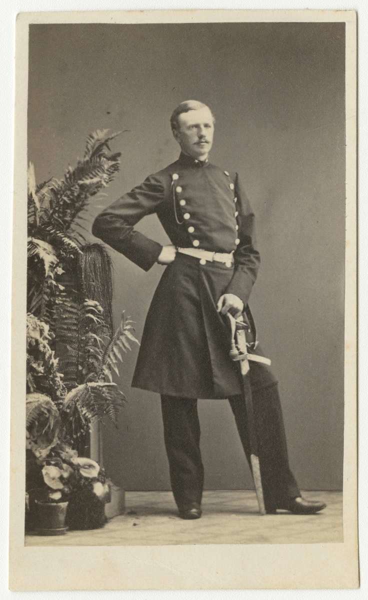 Porträtt av Otto Wilhelm Dahlgren, underlöjtnant vid Andra livgrenadjärregementet I 5.

Se även bild AMA.0001940.