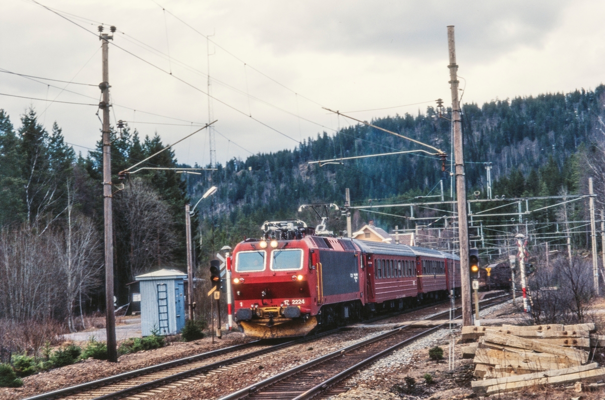 Elektrisk lokomotiv El 17 2224 med persontog fra Gjøvik på Sandermosen stasjon