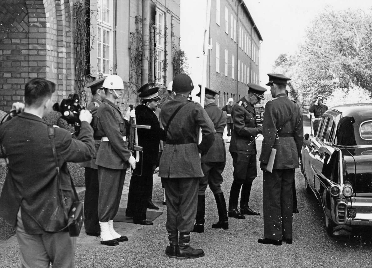 Fanöverlämning den 7 juni 1958

HM Konungen har just anlänt till sjösidan av kanslihuset. I svart uniform ser vi landshövding Bo Hammarskjöld hälsa på regementschefen, överste Virgin.