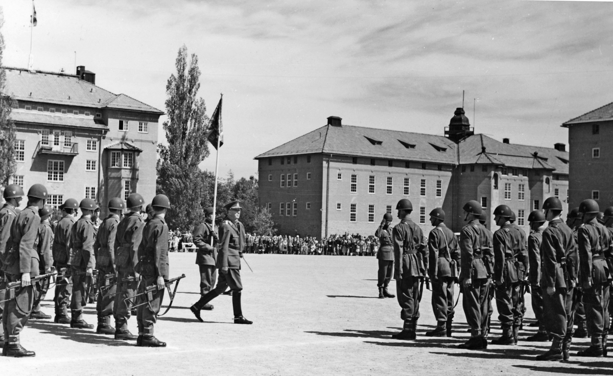 Fanöverlämning den 7 juni 1958

HM Konungen visiterar regementet.
