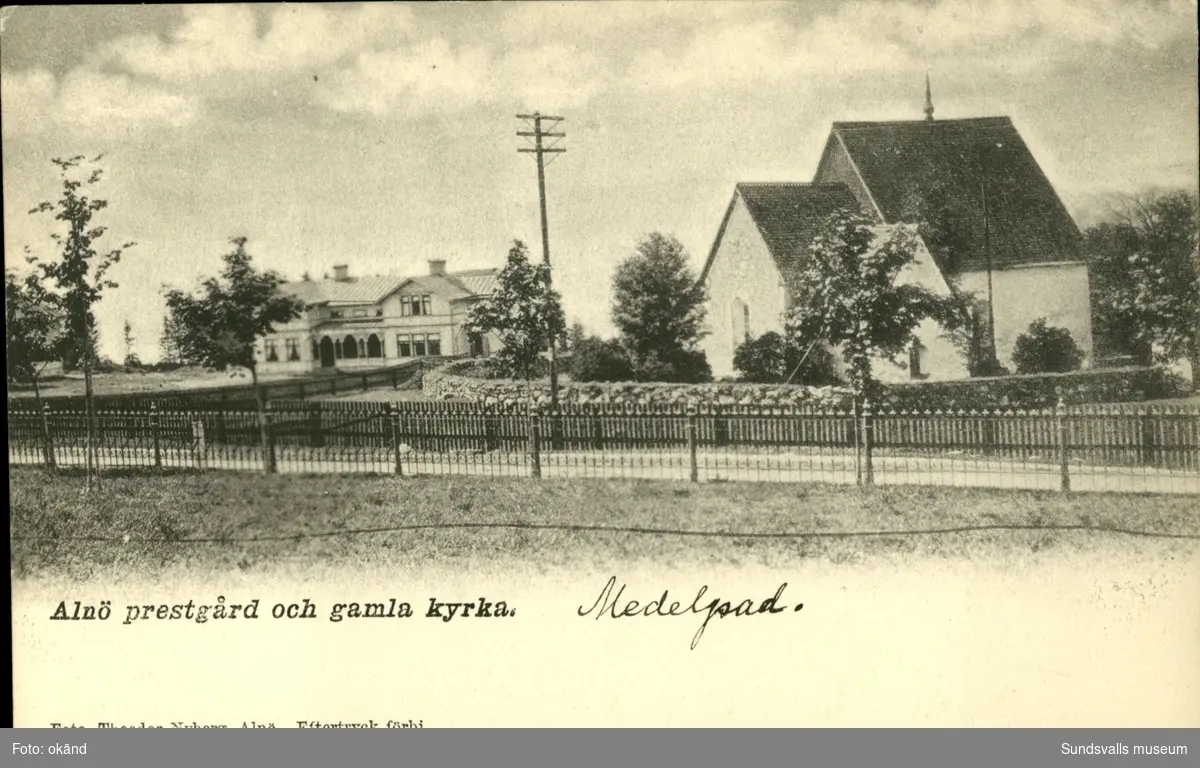 Vykort med motiv över prästgården och gamla kyrkan på Alnö.