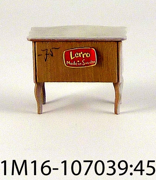 Byrå, vit med tre lådor, ej utdragbara. Etikett på baksidan: "Lerro Made in Sweden",