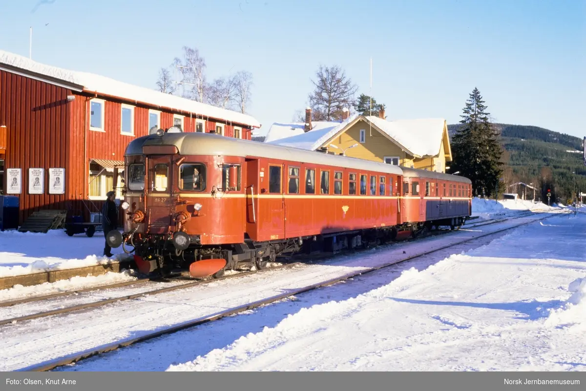 Dieselmotorvogn BM 86 22 og styrevogn BDFS 86 76 med persontog fra Hamar på Koppang stasjon