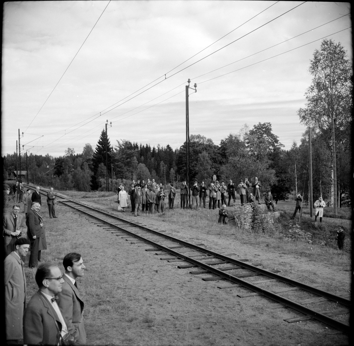 Bredvid spåret ses besökare från Svenska Järnvägsklubben, SJKs höst resa på NKIJ.