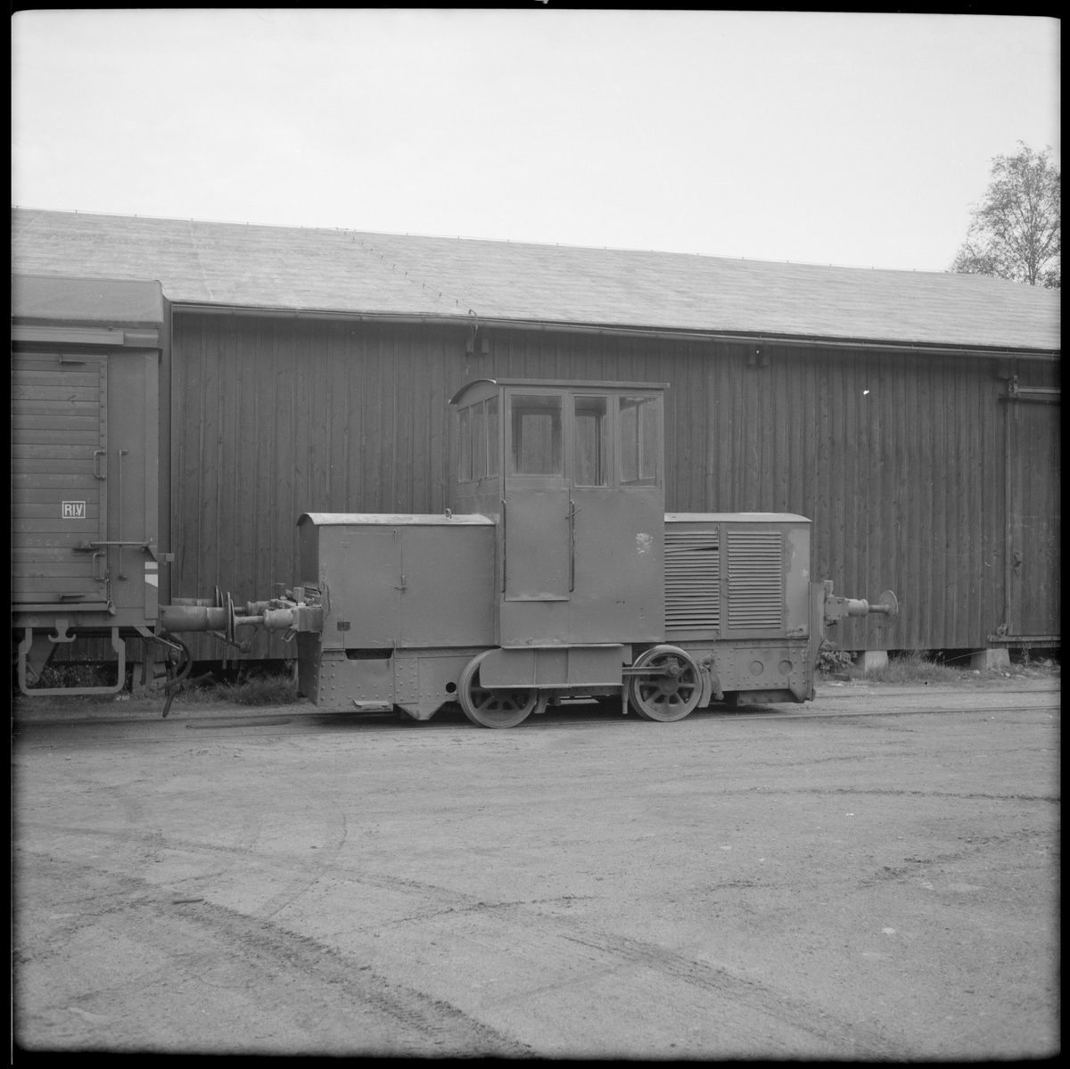 Orenstein lokomotor med godsvagn vid Skogsägarnas industri aktiebolag i Strömsnäsbruk.