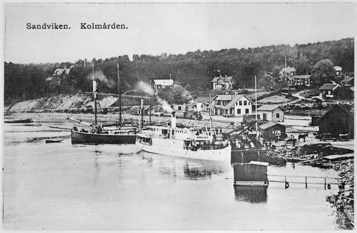 Vy över Kolmården station med hamnen och fartyget "Bråviken" i förgrunden. Repro från vykort.