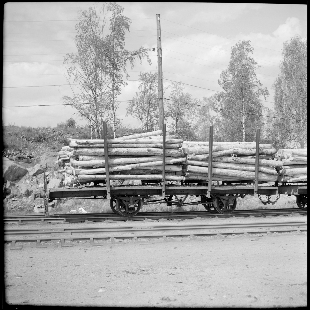 Godsvagn lastad med timmer vid sulfitfabriken i Vallvik.
