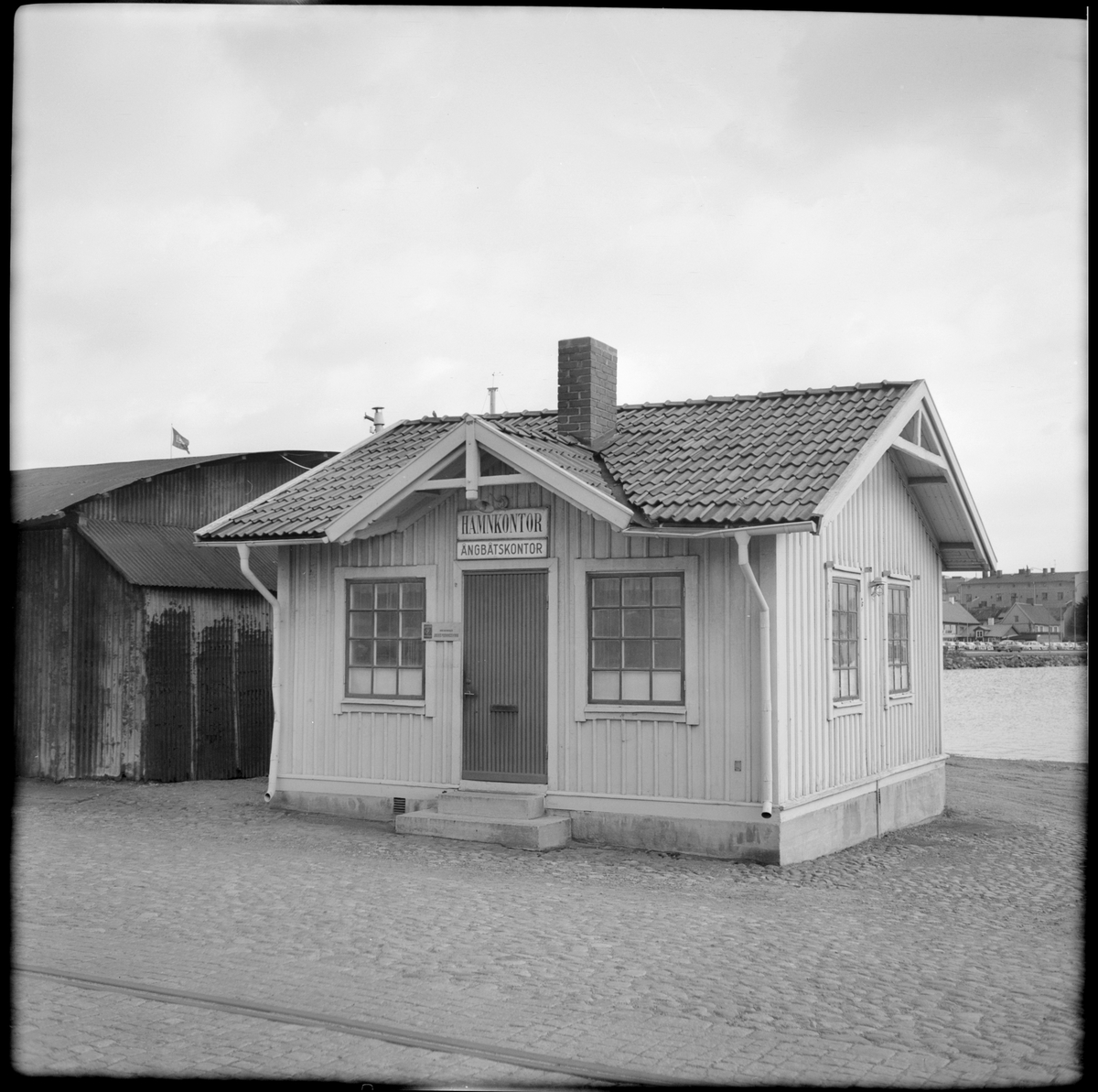Hamn- och ångbåtskontor vid västra kajen i Jönköping.