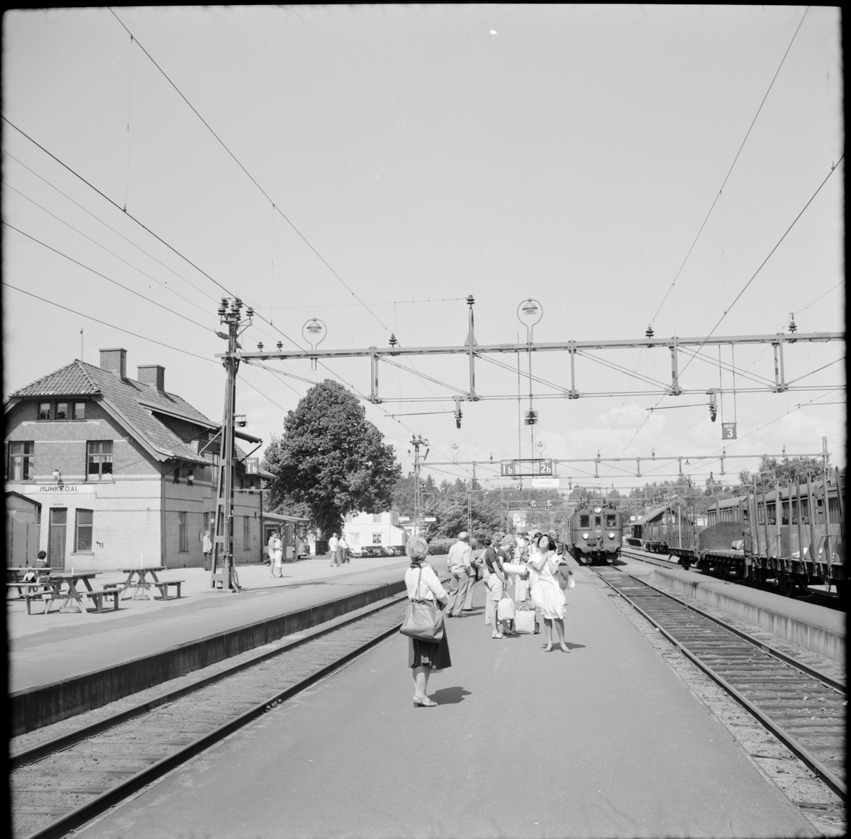 Resande på plattformen i Munkedal där Statens Järnvägar, SJ D 539 är på ingående.