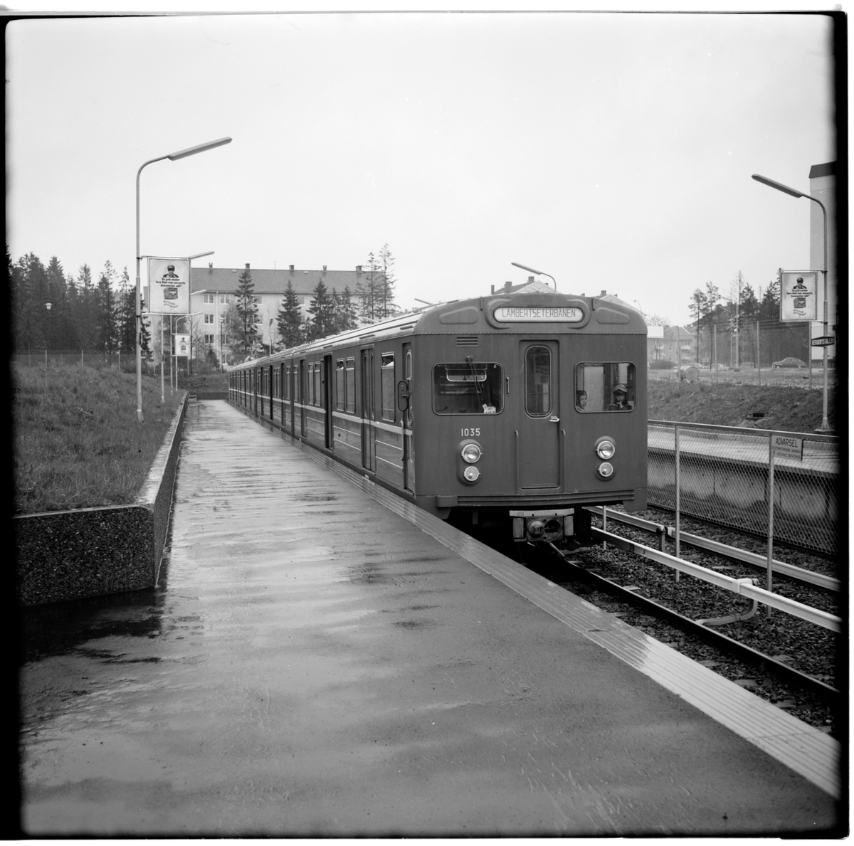 Aksjeselskap Oslo Sporveier, OS T1-1 1035 på Bergstallen station.
