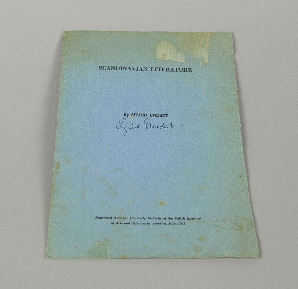 En bok: Mariannes brev av Odd Brochmann, Oslo 1946, med dedikasjon, fulgt av et brev med Sigrid Undsets oversettelse av inholdet til engelsk.
Kopi av en bok: Wings for Per by Ingri and Edgar Parin D'Aulaire. (Illustrert; Kamp for frihet) Med forklarende brev fra Rhoda Rich.
Særtrykk: Scandinavian Literature by Sigrid Undset med signatur
En bok: True and Untrue, edited and compiled by Sigrid Undset, sendt  Rhoda Rich fra forlaget Knopf (5. okt. 1945) på Sigrid Undset anmodning. Ilagt brev fra forlaget og brev fra Rhoda Rich.
Diverse avisutklipp om Sigrid Undset i aviser fra USA.
Kopi av foto fra Bjerkebæk med Sigrid Undset i en frodig hage.
To papirutklipp av blomsterkurver, klippet av Sigrid Undset + foto av utklipp
