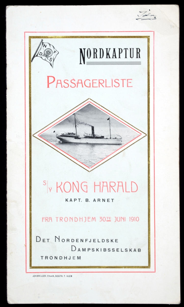 Fotografi i s/h på forsiden av skipet S.Y. Kong Harald til sjøs. Tekst m. rammer, alt i sort og rødt.