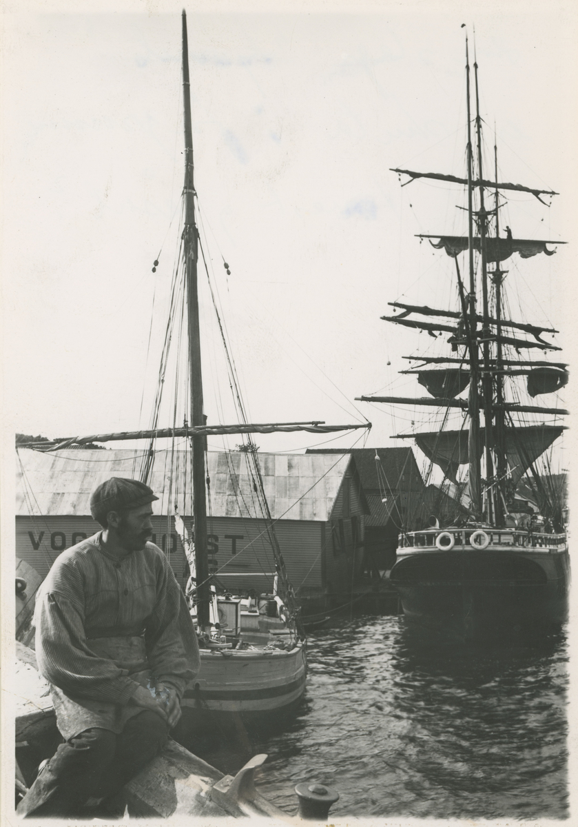 Mossesundet. Ca. 1910. Tre kopier av samme bilde. Trykk på pilen for neste bilde.

Fotograf har stått i en båt ved brygga.
Detaljer:	Ukjent sjømann, Vogt & Holst brygga, seilbåt, bark Candaoe.
