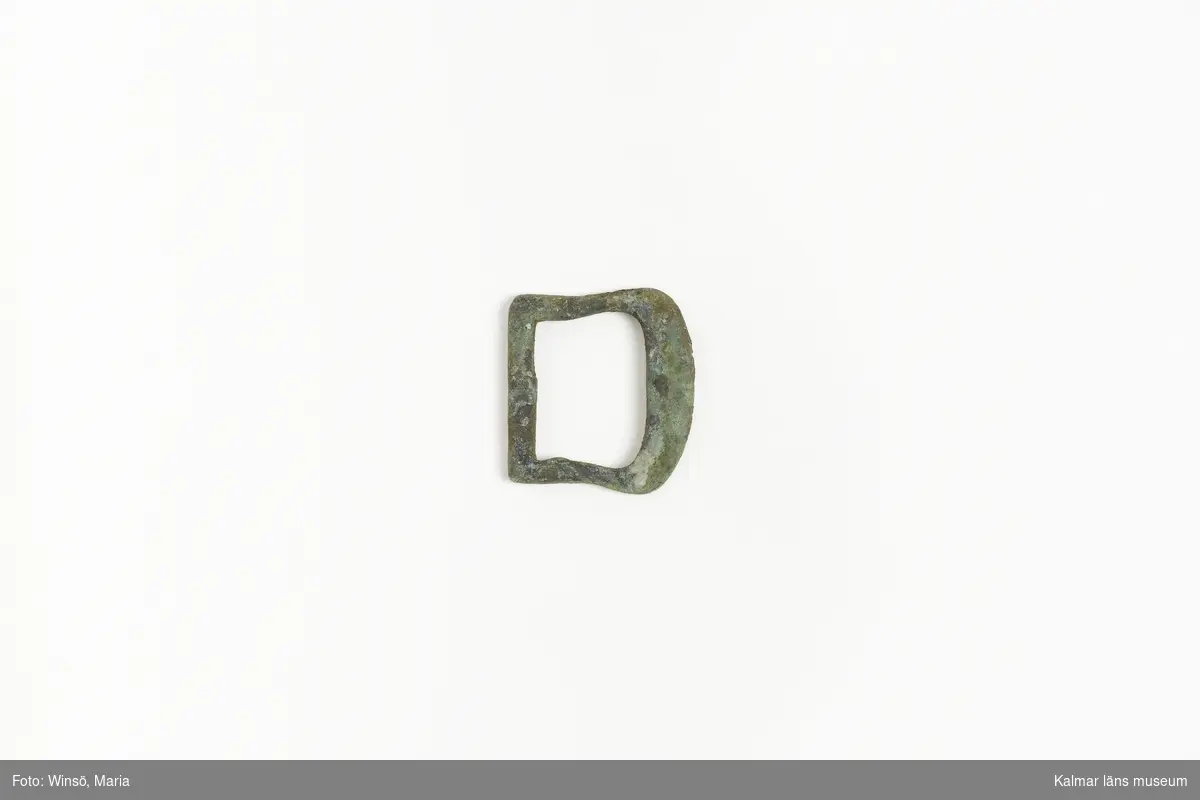KLM 12653:2 Remsölja, av brons. Datering 800-tal, funnen i samma grav som spännbuckla vilken daterar graven till 800-tal.