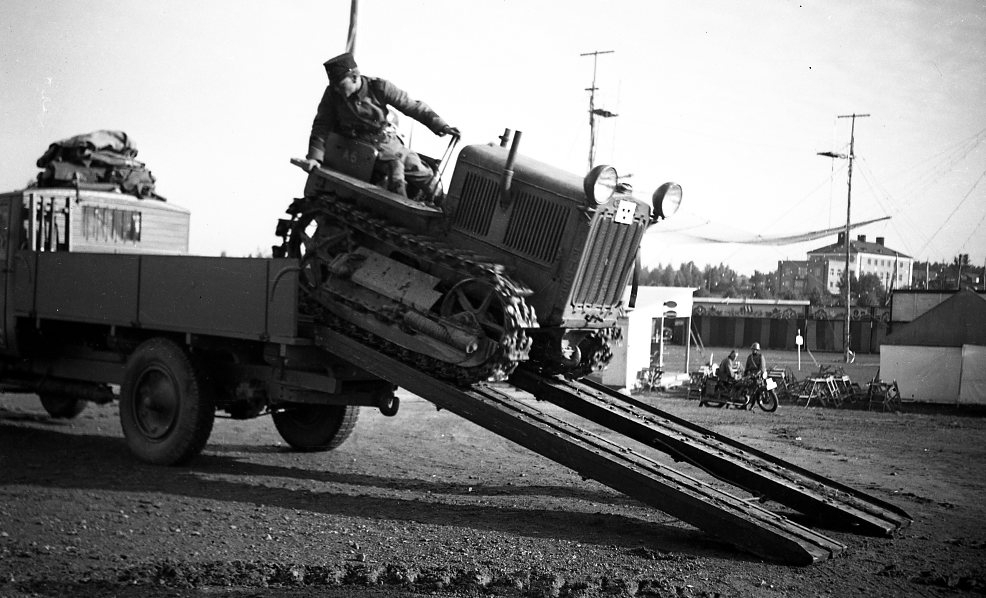 Traktor, Caterpillar, 3 ton. Upplastning på bilflak, A 6.