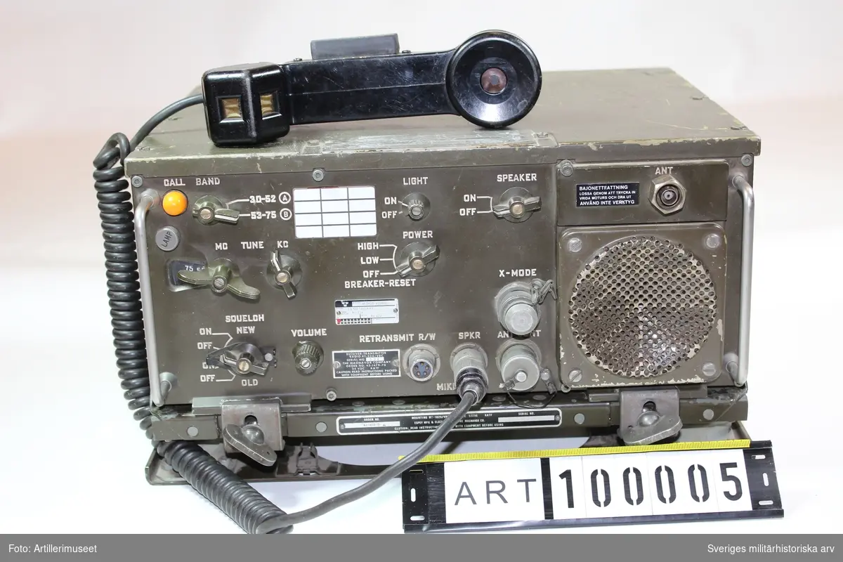 Radiostation 422 (Ra 422)

M3955-422010

En amerikansk UK-radio (ultrakortvåg) avsedd för telefoni i VRC 12 serien, med beteckning RT-524. 
I början av 1960-talet introducerades i USA en ny generation militära radiostationer, 1960 VRC-12 (Ra 421 och Ra 422) och 1961 PRC-25 (Ra 145).

Stationen köptes in till Sverige och fick beteckningen Ra 422.
Radiostationen var avsedd att användas i radiofordon och på staber.
Ra 422 var i huvudsak en fordonsmonterad radio och förekom i stabshytter, stabsterrängbilar, radiopersonterrängbilar samt på stabsplatser.

Ra 422 var försedda med ett frekvenssystem som gav mycket god frekvensnoggranhet vid sändning och mottaganing och med ett brett frekvensområde, 30,00-75,95 MHz. 
Den lämnar vid sändning en 150 Hz signal för manövrering av tonstyrd brus-spärr hos motstationen t.ex Ra 145/146 och Ra 421/422.

Tekniska data
Frekvensomfång:	         	30,00-75,95 MHz (920 kanaler)
  Band A: 			        30,00-52,95 MHz
  Band B:			        53,00-75,95 MHz
Kanalavstånd:	         	50 kHz
Modulation:		                Frekvensmodulering (FM)
Antenneffekt högeffekt:	40 W
Antenneffekt lågeffekt:	1-3 W
Brusblockering:	         	Brus- eller tonreglerad (150 Hz)
Rörbestyckning:   		Halvledarbestyckad 
  Sändare: 		         	2 st rör (driv- och slutsteg)
  Mottagare: 		                3 st rör (1:a HF-, 2:a HF- och blandarsteg)
Strömförsörjning:                25,5 V likspänning
Vikt:			                27 kg

Beskrivningar
Radiostation 421 och 422. Beskrivning del 1 (1977). Publ.nr: M7786-003540
Radiostation 421 och 422. Beskrivning del 2 (1977). Publ.nr: M7787-002920
Radiostation 421 och 422. Reservdelskatalog (1980). Publ.nr: M7776-002460

Benämningssystem för radiostationer:
I slutet av 1940-talet infördes ett nytt system att benämna bl a arméns radiostationer. 
I stället för uteffekt och modellårsnummer tillkom följande system:
Beteckningssystem för radiostationer
Ra 100-199      Lätta bärbara batteridrivna stationer (förbindelse under marsch)
Ra 200-299      Tunga bärbara generatordrivna stationer (ingen förbindelse under marsch)
Ra 300-399      Stationer som i ej driftklart skick transporteras på fordon
Ra 400-499      Stationer i bandfordon (direkt driftklara).
Ra 500-599      Stationer i personbilar (direkt driftklara).
Ra 600-699      Tyngre stationer monterade i bussar och/eller släpvagnar 
Ra 700-799      Fasta stationer
Ra 800-899      Reserv. Ra 8xx blev senare beteckningen för Marinens radiostationer
Ra 900-999      Mottagare

Beteckningen anger:
Första siffran	transportsätt/kraftförsörjning
Andra siffran	viss stationstyp inom den ram som anges av första siffran
Tredje siffran 	utvecklingsnummer refererande till stationstyp som anges av andra siffran


Underlag till ”beskrivning” är i huvudsak hämtat ur Försvarets Historiska Telesamlingar
Armén, sammanställning över arméns lätta radiostationer under 1900-talet av
Sven Bertilsson och Thomas Hörstedt (Grön radio).

