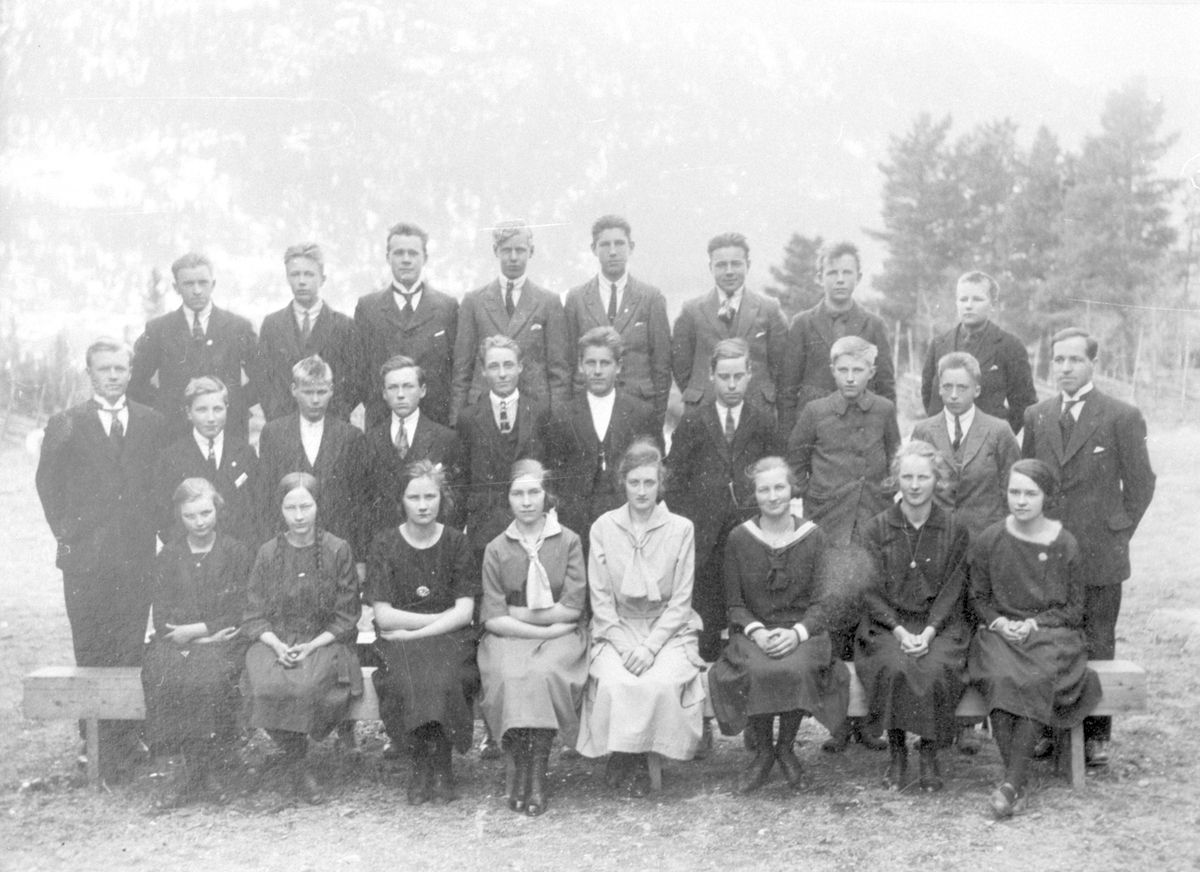 Klassebilde frå Vestre Slidre Framhaldsskule 1925-26.