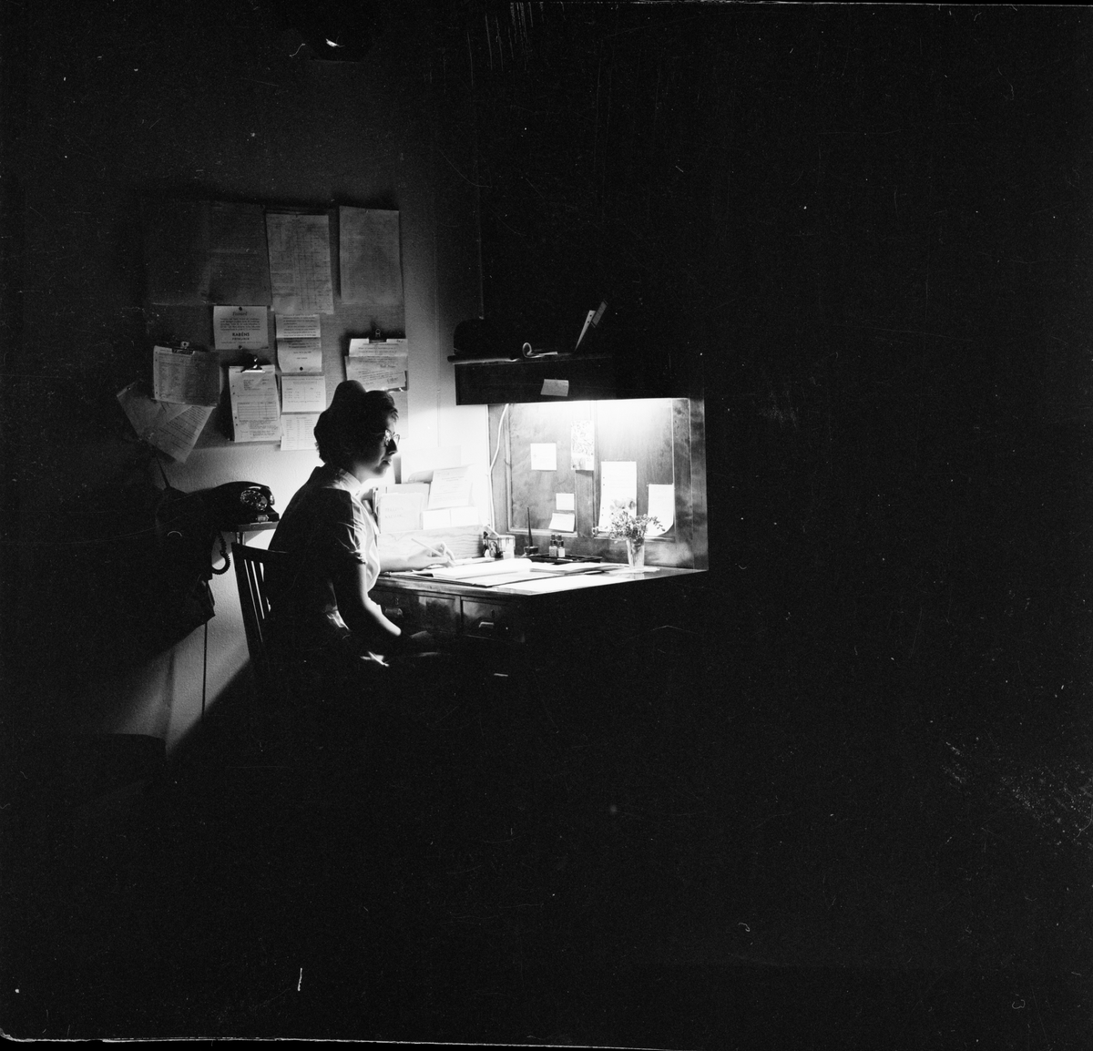 Nattreportage från Akademiska sjukhuset, sjuksköterska vid skrivbord, Uppsala, oktober 1961