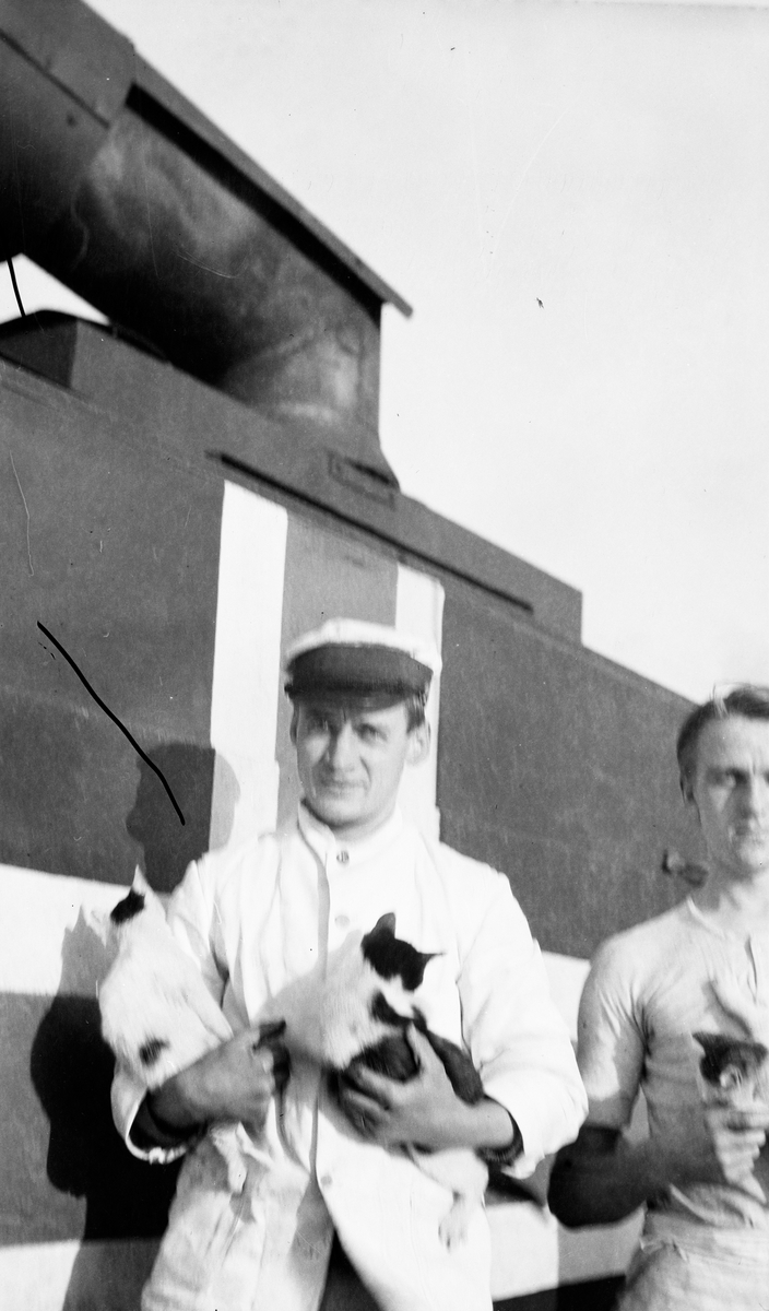 To menn med kattunger på dekk om bord på DS STORFOND, mannen til venstre er stuert Lars Johansen.