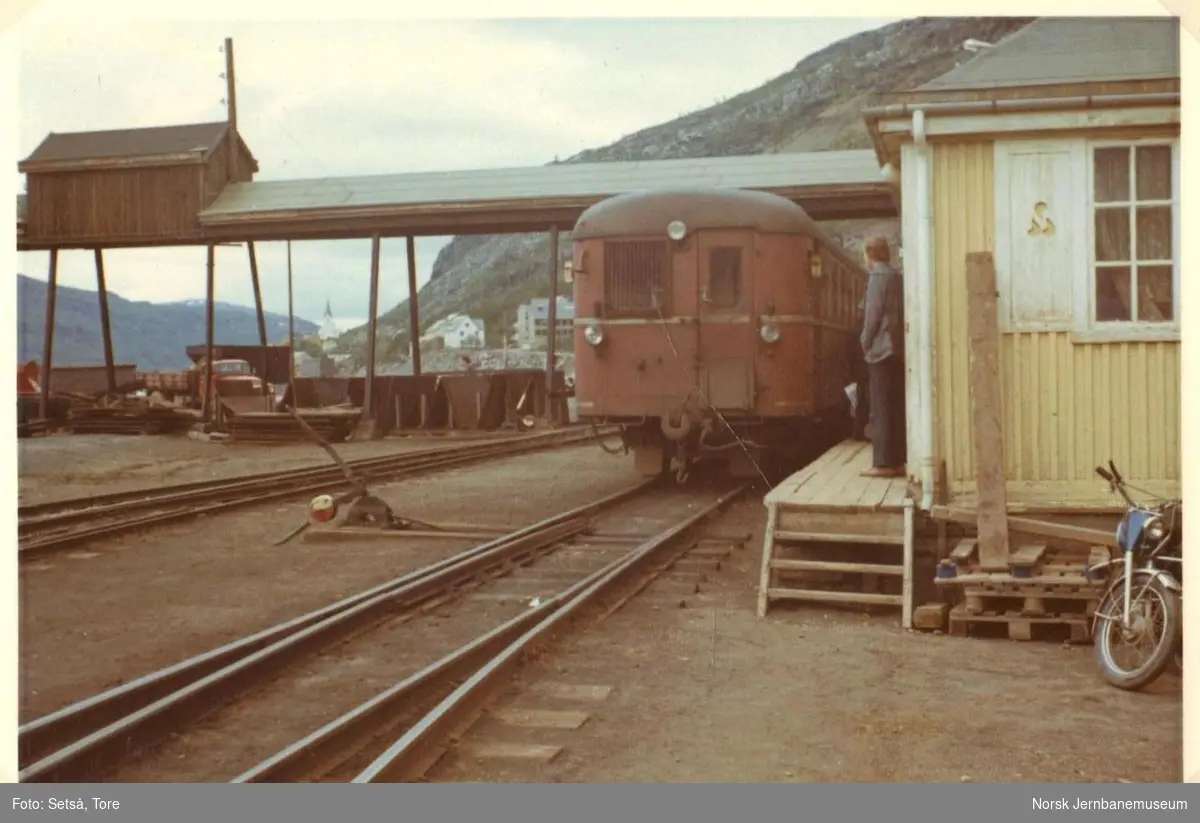 Sulitjelmabanens motorvogn SULITELMA på Lomi stasjon kort tid før Sulitjelmabanens nedleggelse
