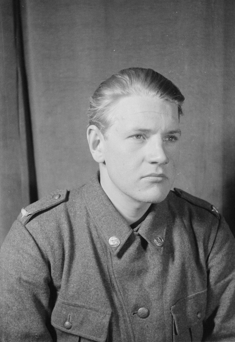Porträttfoto av soldat Fritz Börje Pettersson (nummer 829), mekaniker vid F 19, Svenska frivilligkåren i Finland under finska vinterkriget, 1940.