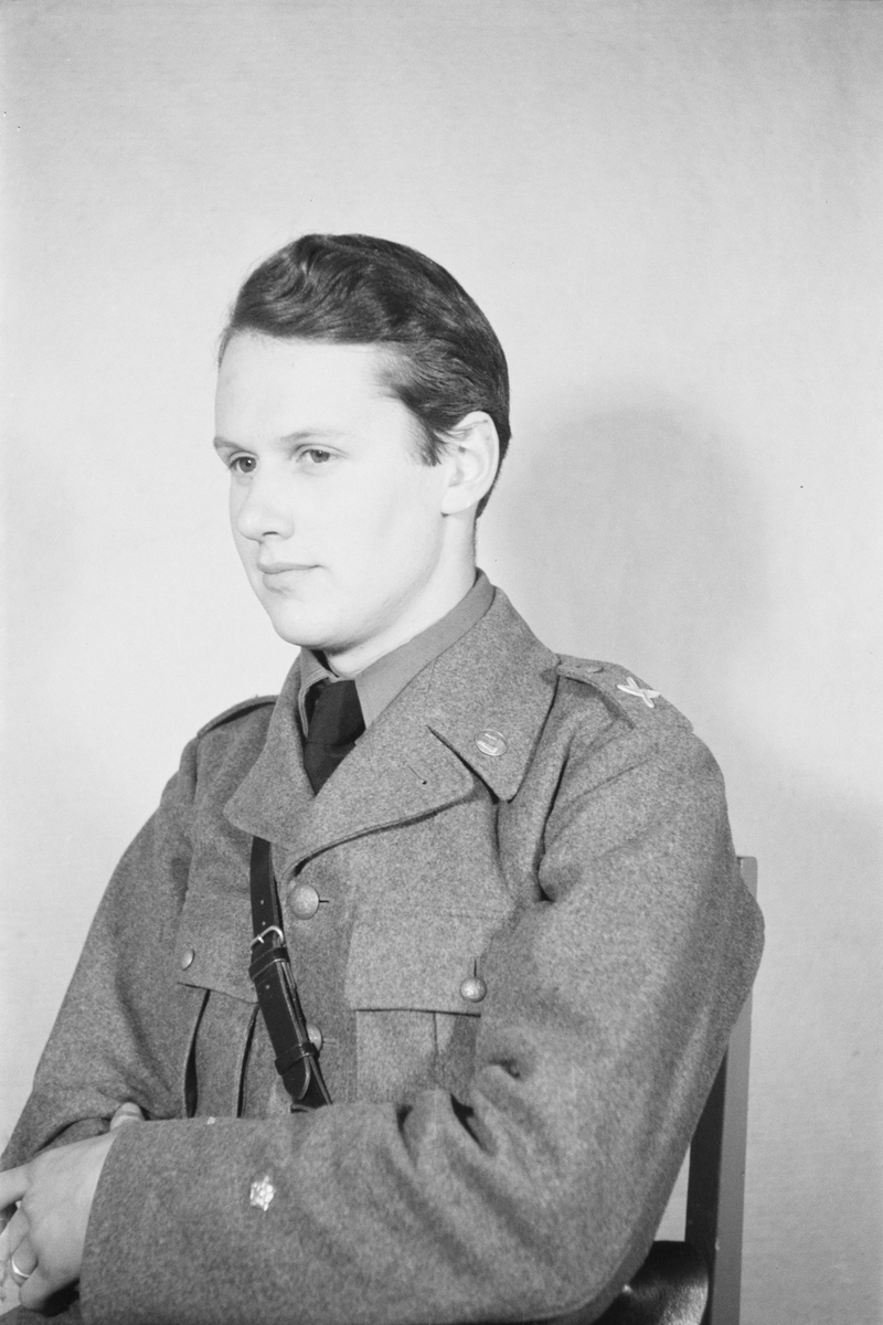 Porträttfoto av fänrik Benkt Widegren (nummer 8057), flottiljintendent vid F 19, Svenska frivilligkåren i Finland under finska vinterkriget, 1940.