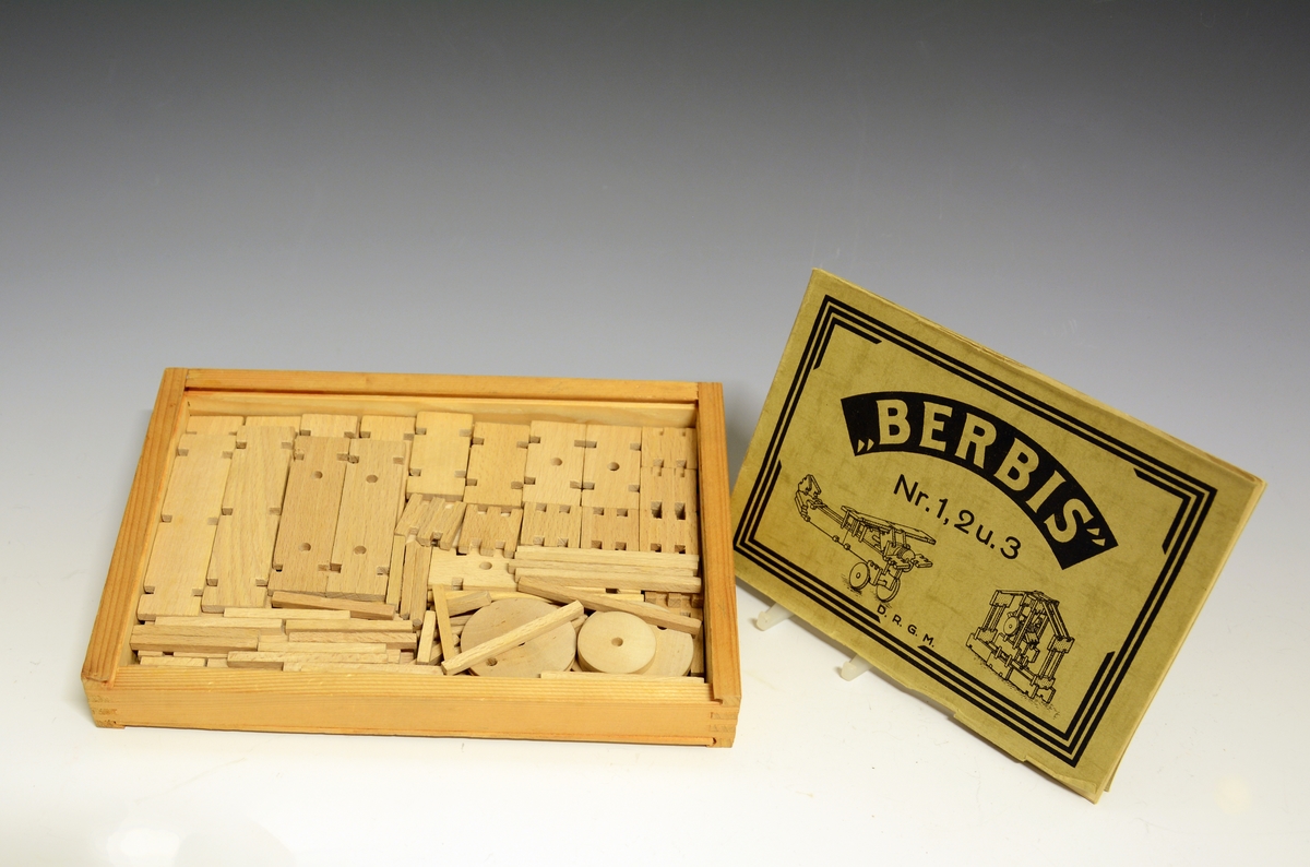 "Berbis", byggesett av treklosser, i treskrin med skyvelokk. Fra 1930-årene.