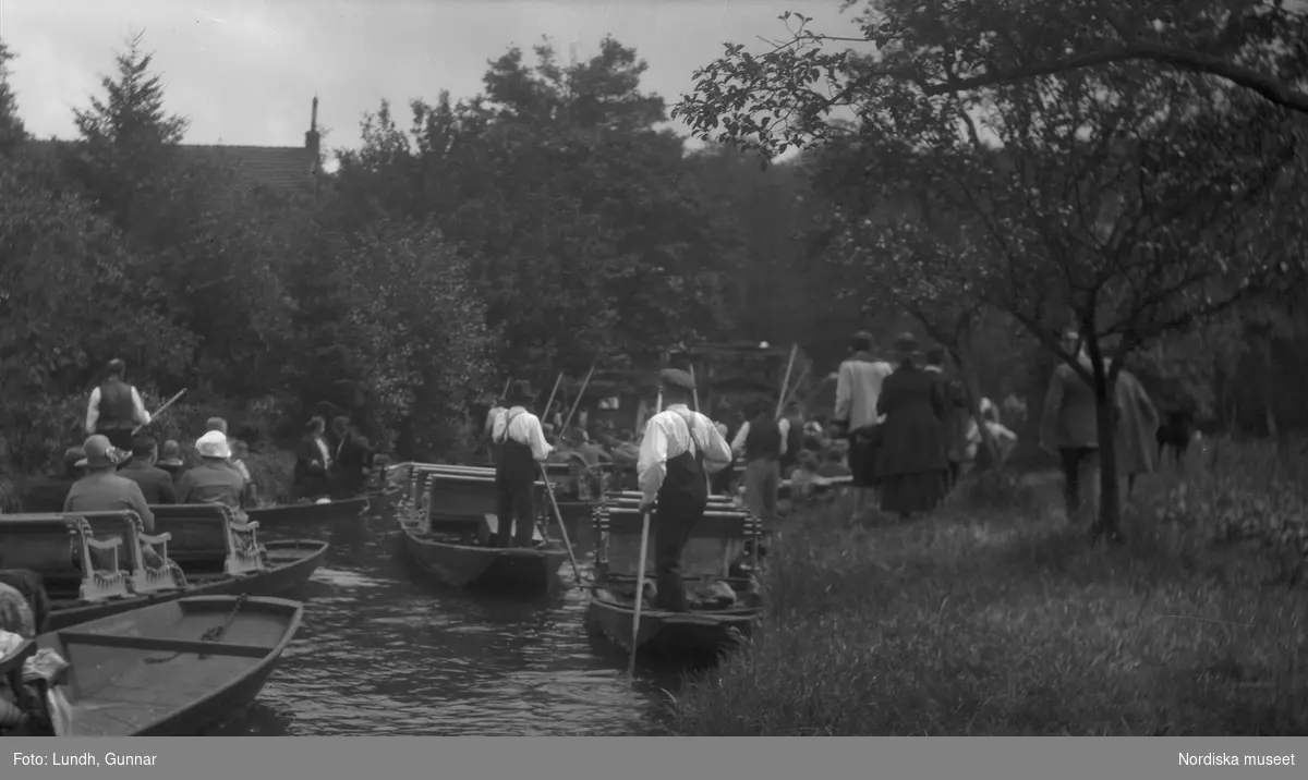 Motiv: Utlandet, Dansös i Grunewald 85 - 91, Spreewald 92 - 101 ;
Kvinnor och män åker i båtar som stakas med störar på en kanal.