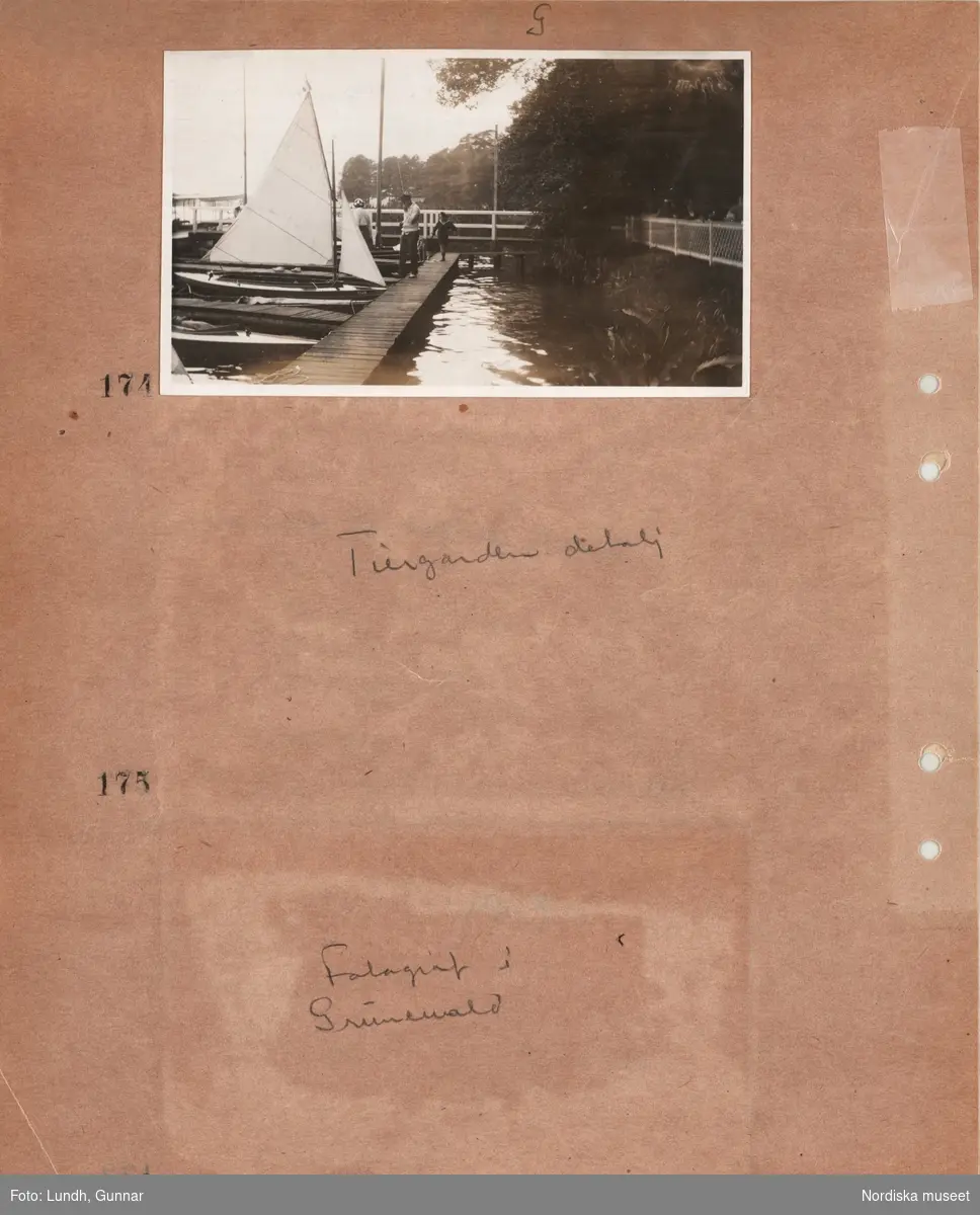 Motiv: Utlandet, Berlins Omgivningar 157 - 177 ;
En kvinna - en man och ett barn på en brygga i en hamn med båtar, anteckningar på kontaktkarta 175 "Tiergarten detalj" 176 "Fotograf i Grünewald".