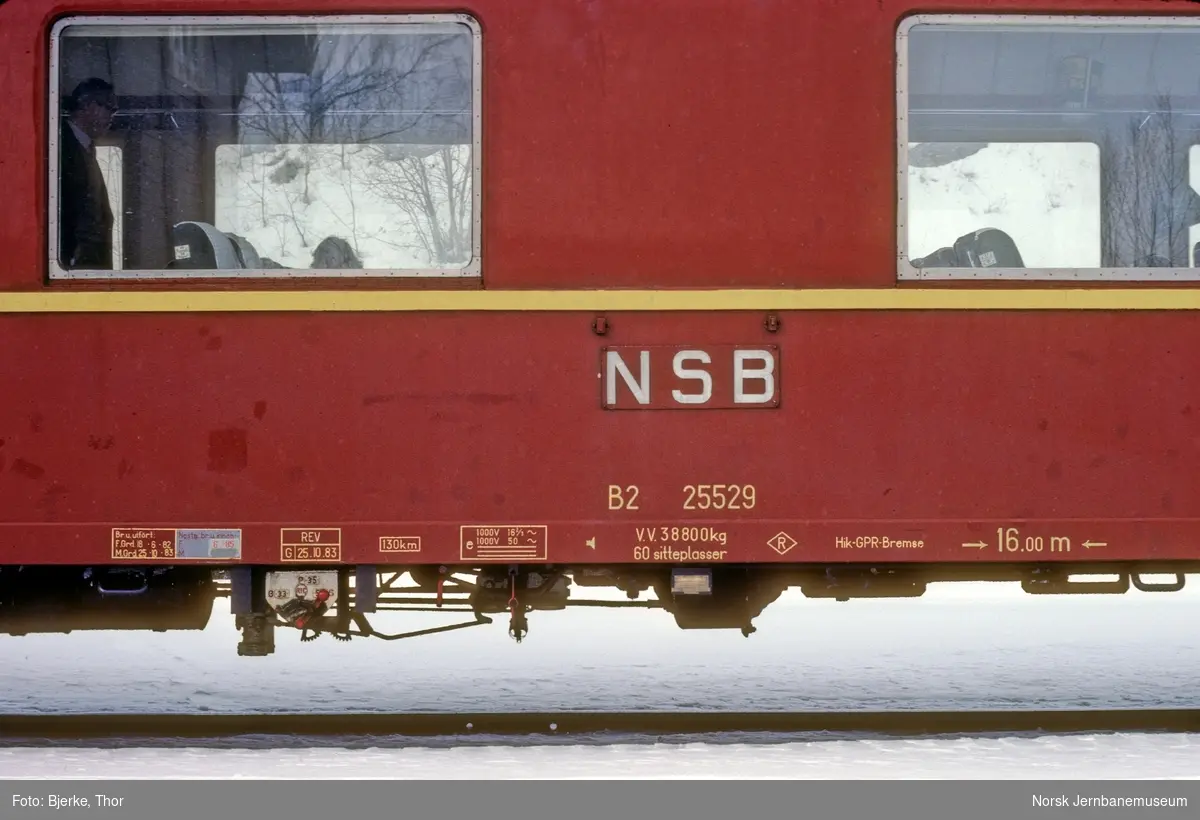 Påskrifter på NSBs personvogn litra B2 nr. 25501 på Gjøvik stasjon