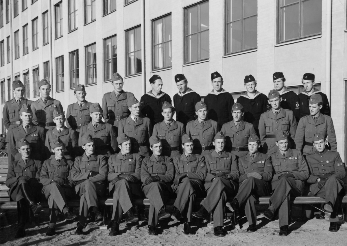 Uppsala, Försvarets Läroverk (FL) 1945-47

En realskoleklass framför skolans lokaler längs Stockholmsvägen (numera Dag Hammarskjölds väg).
Furirerna bodde i B-kasern tvärs över vägen i fd A 5:s lokaler. Området tillhörde Arméns Underofficersskola (AUS).

Eleverna från P 3 i Strängnäs ser vi längst fram till höger på bild;
tredje man från höger Karl-Åke Bergström, näste man Anders Bäck och längst th Rune Yngström.

K-Å Bergström blev kvar vid regementet hela sitt militära yrkesliv.