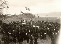 Folkemengde med flagg og faner på Hamnneset.
