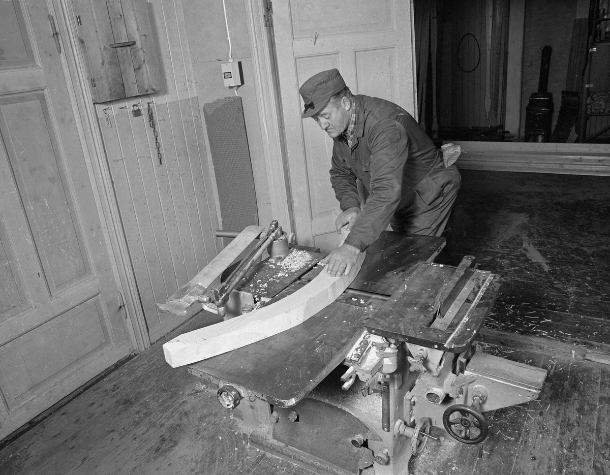 Bygging av fløterbåt («Flisa-båt») i Glomma fellesfløtingsforenings verksted på Breidablikk i Åsnes (Solør) i november 1984. Her høvler båtbygger Lars B. Olastuen emnet til en båtstavn på en maskinhøvel. Stavnen måtte har riktig tjukkelse før båtbordene kunne monteres.